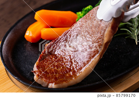 ステーキを盛り付ける ステーキを盛り付ける 85799170