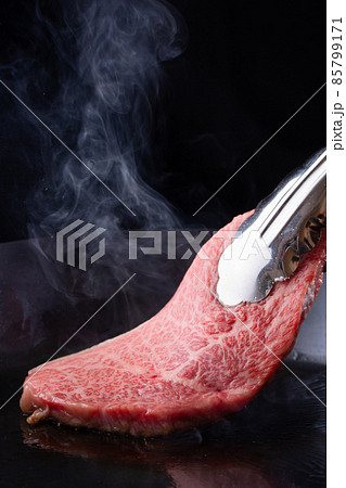 ステーキ肉を焼く ステーキ肉を焼く 85799171