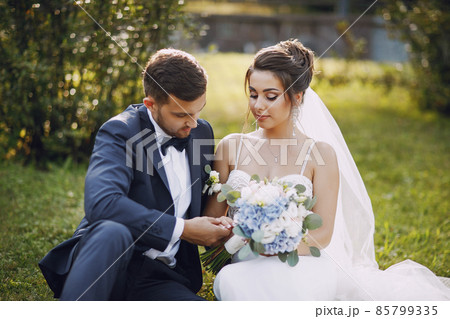 wedding couple 85799335