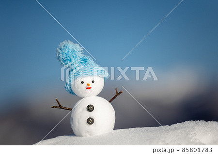 雪山と青空と水色帽子の雪だるま 雪山と青空と水色帽子の雪だるま 85801783