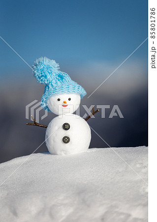 雪山と青空と水色帽子の雪だるま 雪山と青空と水色帽子の雪だるま 85801786
