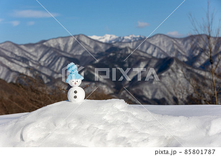 雪山と青空と水色帽子の雪だるま 雪山と青空と水色帽子の雪だるま 85801787