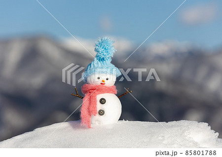 雪山と青空と水色帽子の雪だるま 雪山と青空と水色帽子の雪だるま 85801788