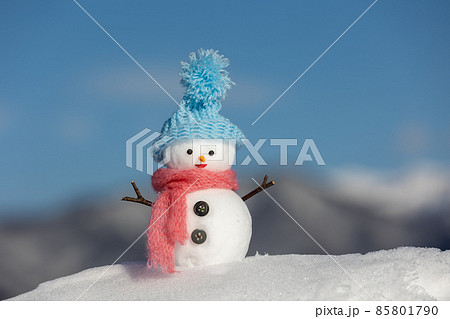 雪山と青空と水色帽子の雪だるま 雪山と青空と水色帽子の雪だるま 85801790