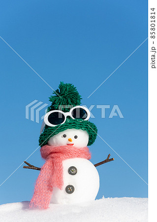 青空とグリーン帽子の雪だるま 青空とグリーン帽子の雪だるま 85801814