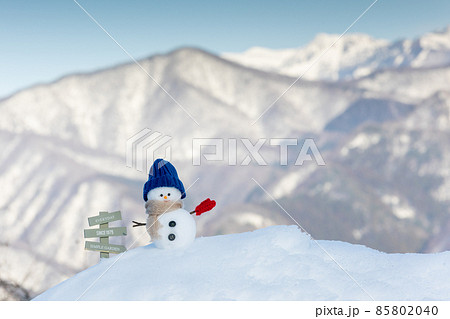 雪山と青い帽子の雪だるま 雪山と青い帽子の雪だるま 85802040