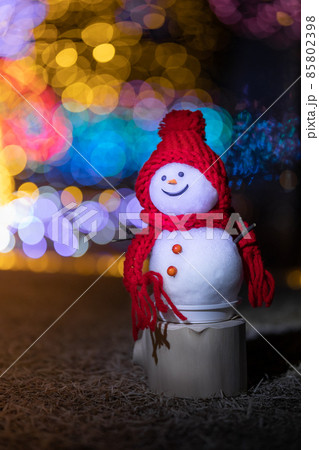 冬の夜　イルミネーションと手作りの雪だるま 85802398