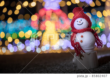 冬の夜 イルミネーションと手作りの雪だるま 冬の夜 イルミネーションと手作りの雪だるま 85802407