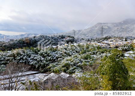 うっすらと雪化粧をする滋賀の山並みと住宅街 85802912