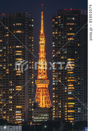 夜景「東京都」ビルの隙間から見える東京タワーライトアップ 85803074