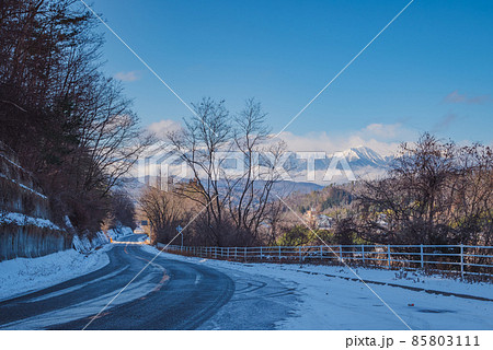 常念岳の見える雪道【松本市四賀地区】 常念岳の見える雪道【松本市四賀地区】 85803111