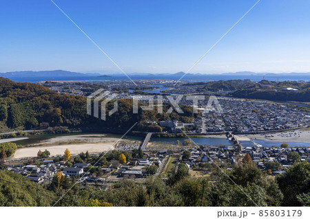 [山口県]晴天の錦帯橋と岩国市街 85803179