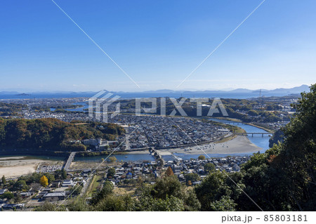 [山口県]晴天の錦帯橋と岩国市街 85803181