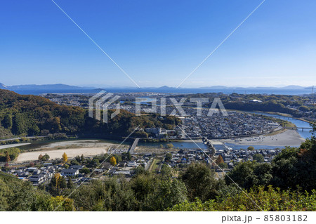 [山口県]晴天の錦帯橋と岩国市街 85803182