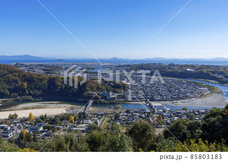 [山口県]晴天の錦帯橋と岩国市街 85803183