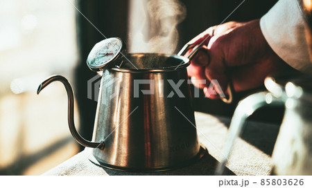 コーヒーを淹れるためケトルを持つ男性の手 コーヒーを淹れるためケトルを持つ男性の手 85803626