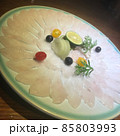 お洒落に盛り付けた刺身（薄造り）の銀フグ盛り付け例 85803993