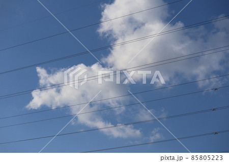 電線と白い雲と青空のある空の風景 85805223