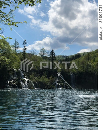 滝と湖 85805755