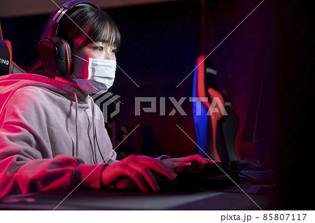 eスポーツ大会 マスクをしてゲームをする女の子 eスポーツ大会 マスクをしてゲームをする女の子 85807117