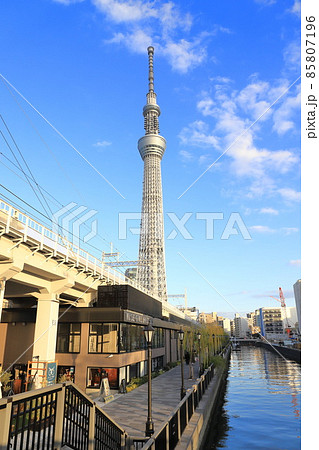 東京スカイツリーと北十間川沿いの東京ミズマチ　 85807196