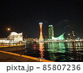 兵庫県神戸市の神戸港中突堤の袂に建つパイプ構造による2次曲線断面のつづみ型デザインの神戸ポートタワー 85807236