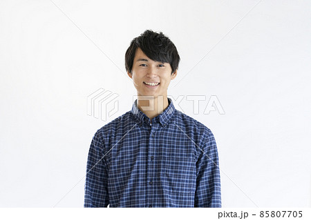 カメラ目線の笑顔の若い男性 ポートレート カメラ目線の笑顔の若い男性 ポートレート 85807705
