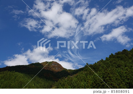 徳島　木頭村の山並みと筋雲 85808091