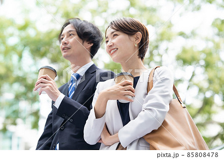 ビジネスパーソン　屋外　ミドル　リラックス 85808478