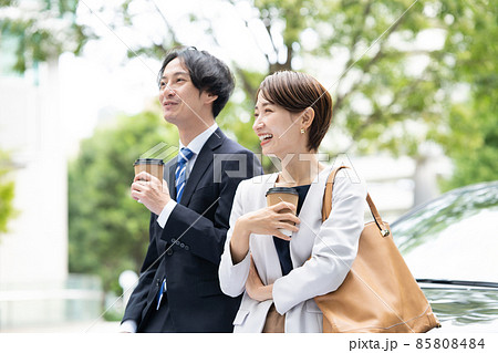 ビジネスパーソン　屋外　ミドル　リラックス 85808484
