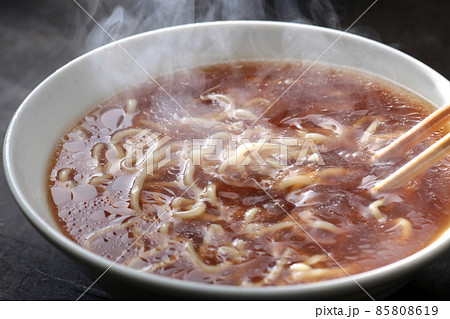 湯気の上がるシズル感のあるラーメン 湯気の上がるシズル感のあるラーメン 85808619