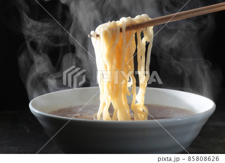 湯気の上がるシズル感のあるラーメン 85808626