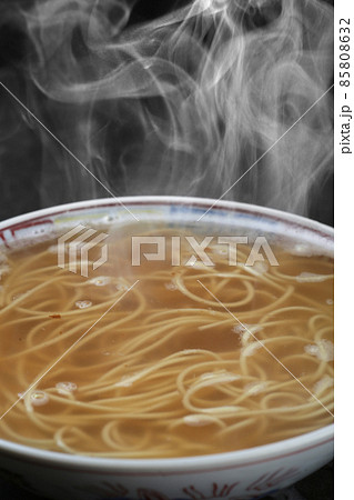 湯気の上がるシズル感のあるラーメン 湯気の上がるシズル感のあるラーメン 85808632