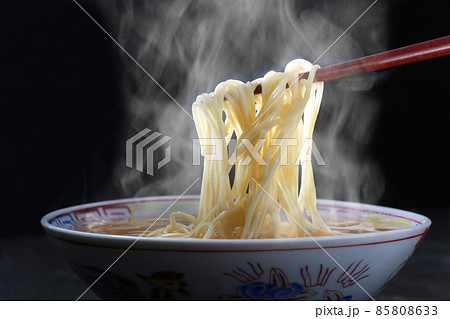 湯気の上がるシズル感のあるラーメン 85808633
