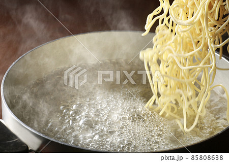 湯気の上がるシズル感のあるラーメン 85808638