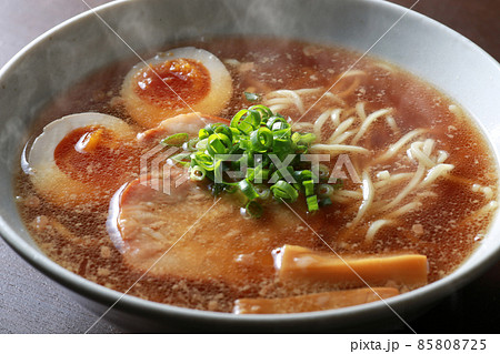 湯気の上がるシズル感のあるラーメン 湯気の上がるシズル感のあるラーメン 85808725