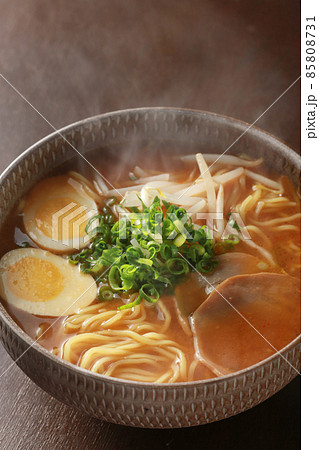 湯気の上がるシズル感のあるラーメン 湯気の上がるシズル感のあるラーメン 85808731