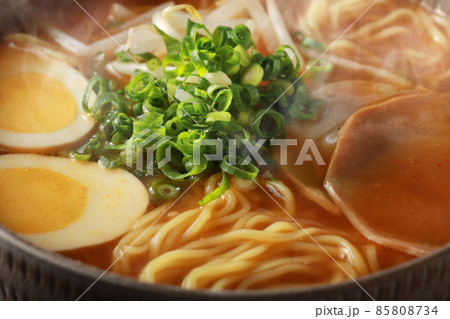 湯気の上がるシズル感のあるラーメン 湯気の上がるシズル感のあるラーメン 85808734