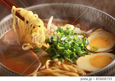 湯気の上がるシズル感のあるラーメン 湯気の上がるシズル感のあるラーメン 85808735