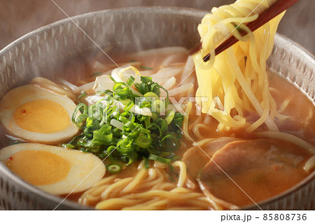 湯気の上がるシズル感のあるラーメン 湯気の上がるシズル感のあるラーメン 85808736