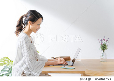 20代　30代　女性　在宅ワーク　横アングル 85808753