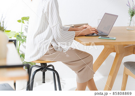 20代 30代 女性 顔無し パソコン 20代 30代 女性 顔無し パソコン 85808869