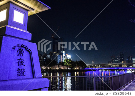 【大阪】常夜燈と大阪の夜景 85809643