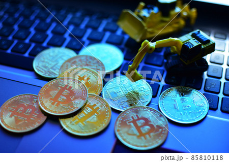 仮想通貨のマイニングのイメージ(ビットコイン) 仮想通貨のマイニングのイメージ(ビットコイン) 85810118