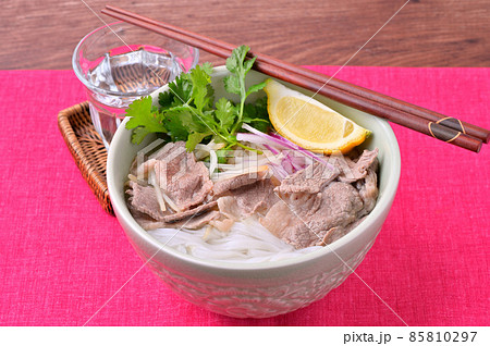 牛肉のフォー。ベトナム料理、米粉麺の牛出汁スープ。エスニック料理。パクチー乗せ。 85810297