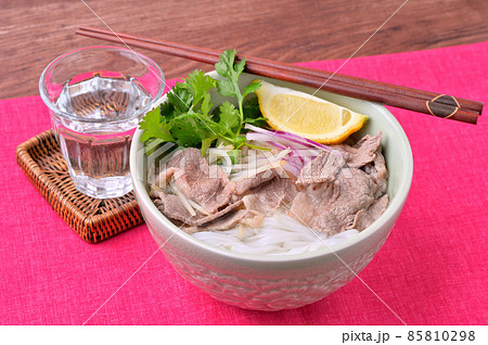 牛肉のフォー。ベトナム料理、米粉麺の牛出汁スープ。エスニック料理。パクチー乗せ。 85810298