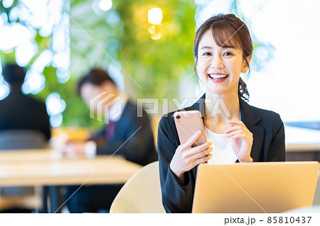 ビジネス　オフィス　女性　ビジネスマン 85810437