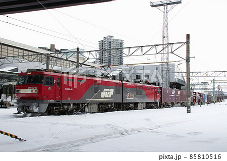 冬の東北本線を行くEH500形牽引の貨物列車（盛岡駅）の写真素材