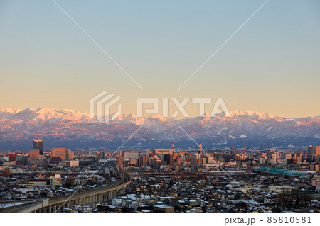1月（冬） 夕暮れ時の富山駅付近と立山連峰 呉羽山公園の桜の広場付近より 富山県 85810581