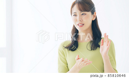 話をする女性 インタビュー 相談 話をする女性 インタビュー 相談 85810646